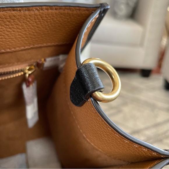 ‼️SOLD‼️ Coach Field Tote 22 in Colour Block - Picture 8 of 13